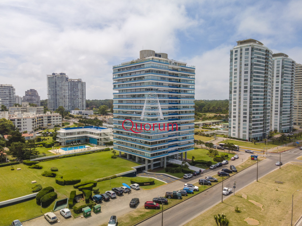 Apartamento ID.520 - Apartamento en Punta del Este Tiburón I en 1ra Línea de Brava Totalmente Reciclado