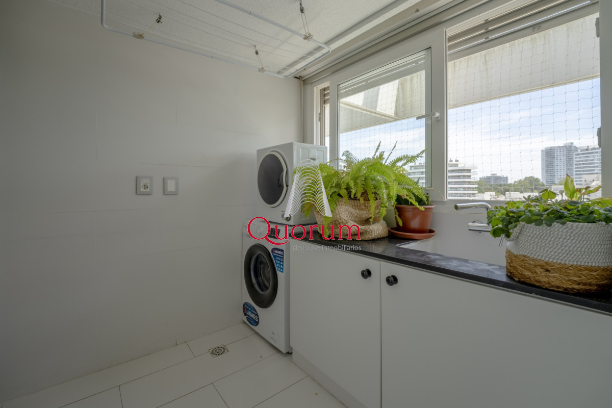 Apartamento ID.520 - Apartamento en Punta del Este Tiburón I en 1ra Línea de Brava Totalmente Reciclado