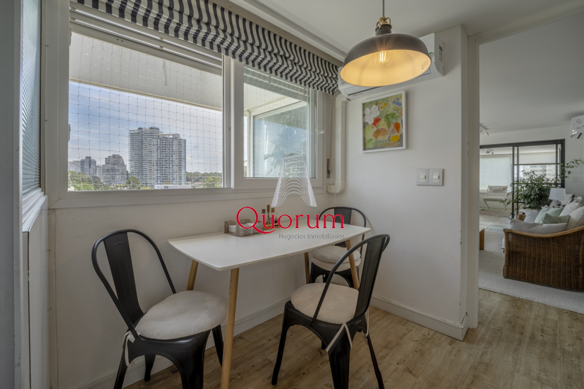 Apartamento ID.520 - Apartamento en Punta del Este Tiburón I en 1ra Línea de Brava Totalmente Reciclado