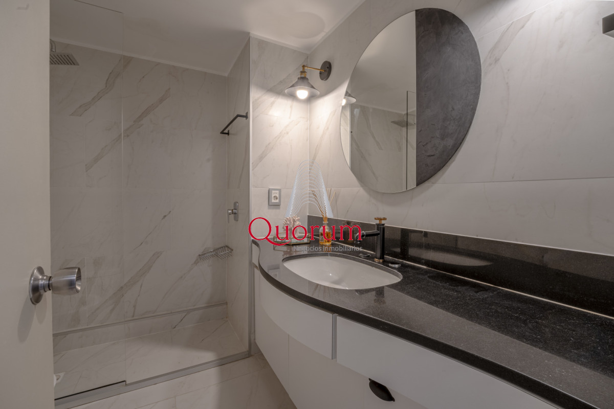 Apartamento ID.520 - Apartamento en Punta del Este Tiburón I en 1ra Línea de Brava Totalmente Reciclado