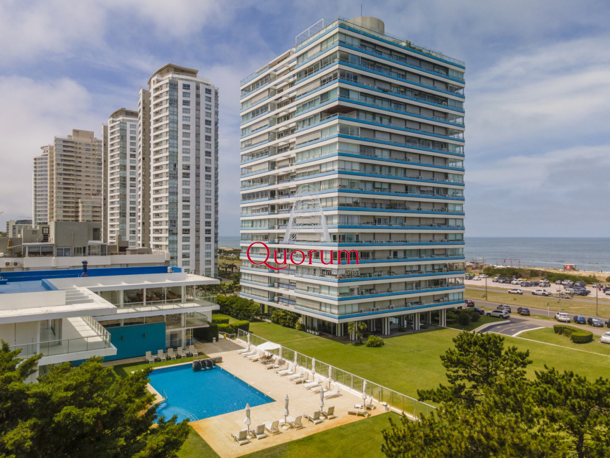 Apartamento ID.520 - Apartamento en Punta del Este Tiburón I en 1ra Línea de Brava Totalmente Reciclado