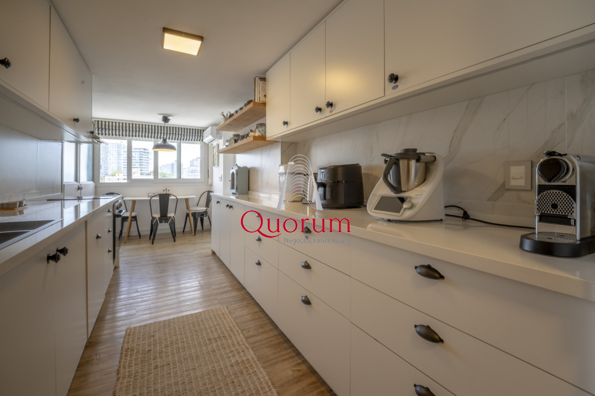 Apartamento ID.520 - Apartamento en Punta del Este Tiburón I en 1ra Línea de Brava Totalmente Reciclado