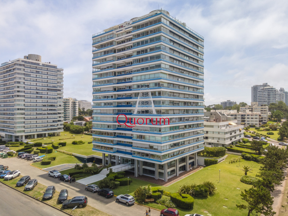 Apartamento ID.520 - Apartamento en Punta del Este Tiburón I en 1ra Línea de Brava Totalmente Reciclado