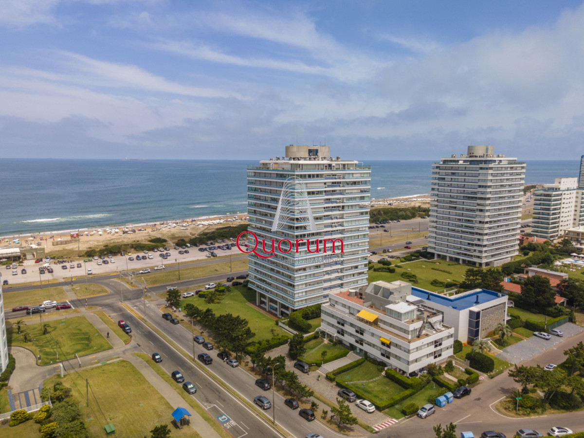 Apartamento ID.520 - Apartamento en Punta del Este Tiburón I en 1ra Línea de Brava Totalmente Reciclado