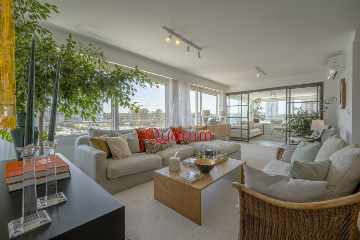 Apartamento ID.520 - Apartamento en Punta del Este Tiburón I en 1ra Línea de Brava Totalmente Reciclado