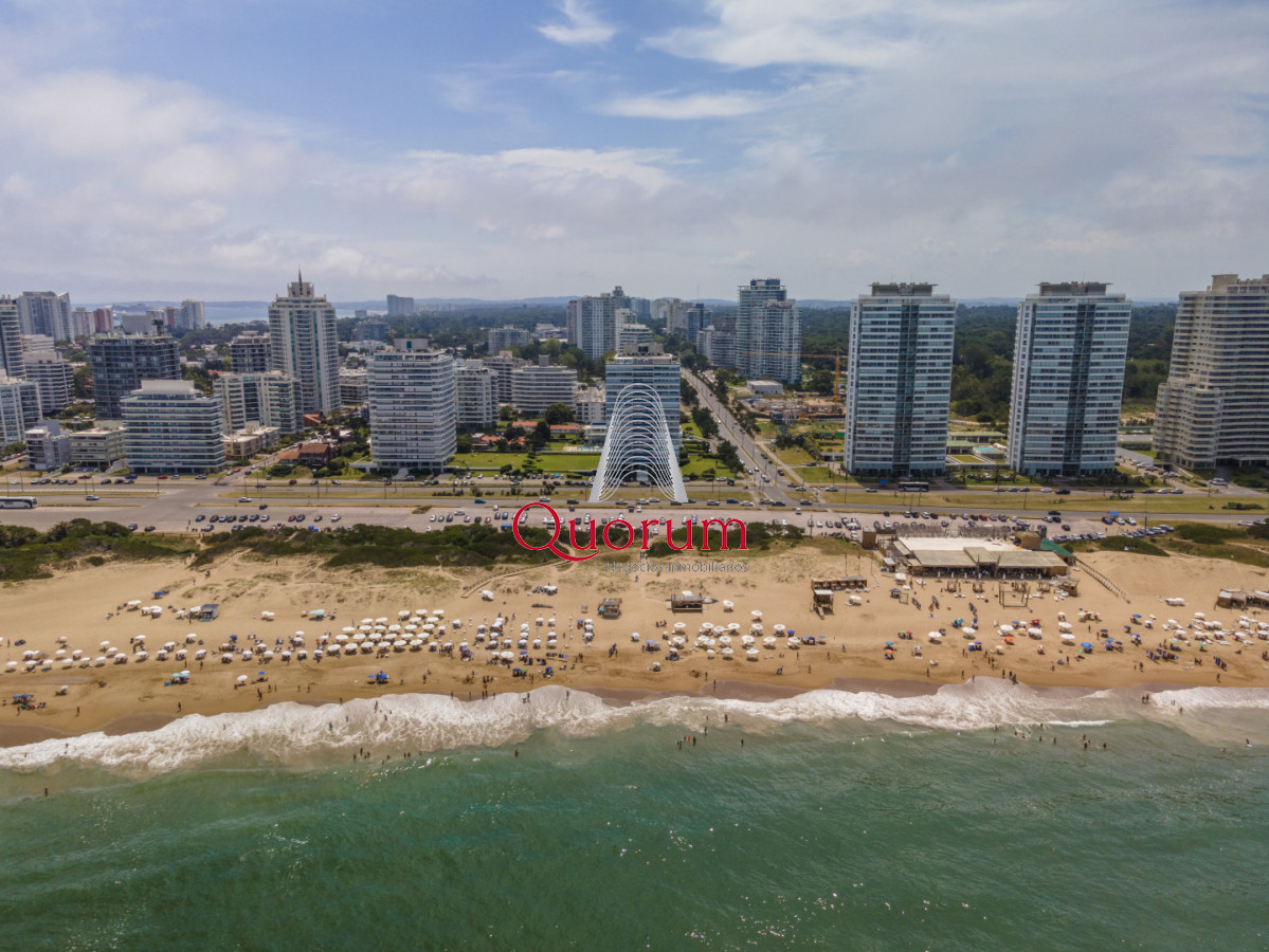 Apartamento ID.520 - Apartamento en Punta del Este Tiburón I en 1ra Línea de Brava Totalmente Reciclado