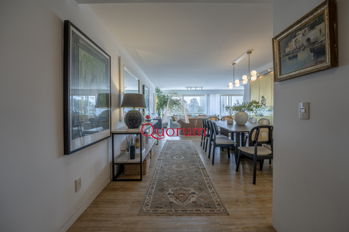 Apartamento ID.520 - Apartamento en Punta del Este Tiburón I en 1ra Línea de Brava Totalmente Reciclado