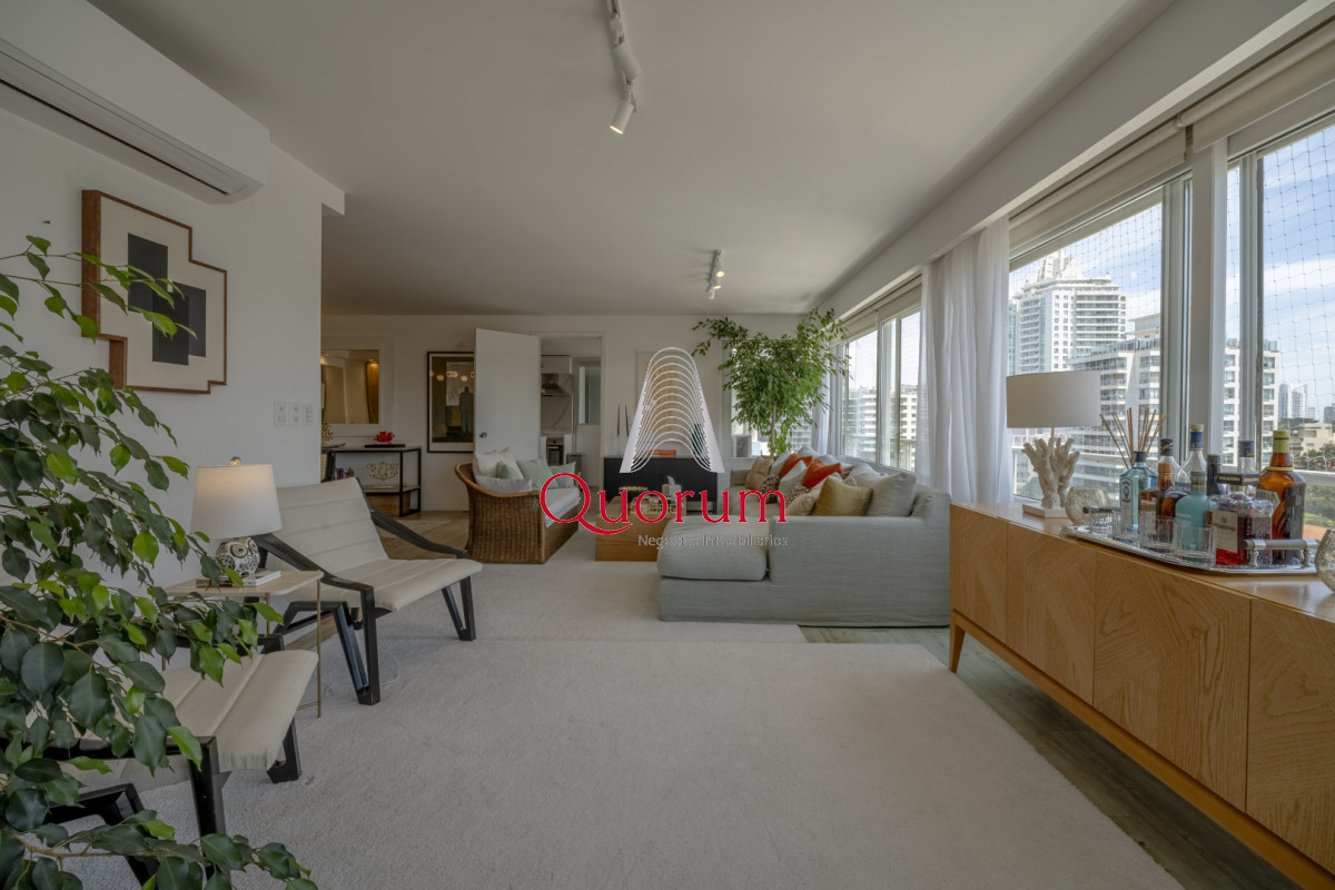 Apartamento ID.520 - Apartamento en Punta del Este Tiburón I en 1ra Línea de Brava Totalmente Reciclado