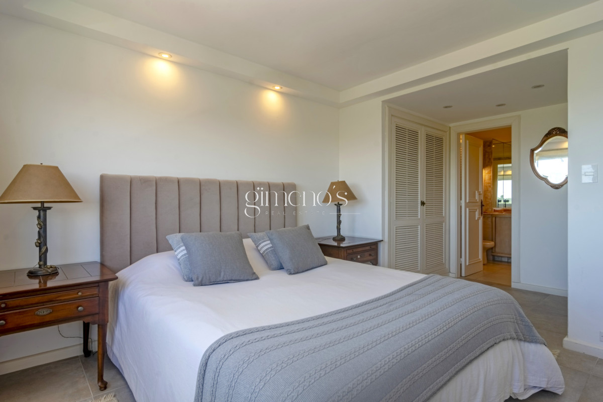 Apartamento ID.1254 - Apartamento de 4 Dormitorios y servicio en primera linea de Playa Mansa - Punta del Este 