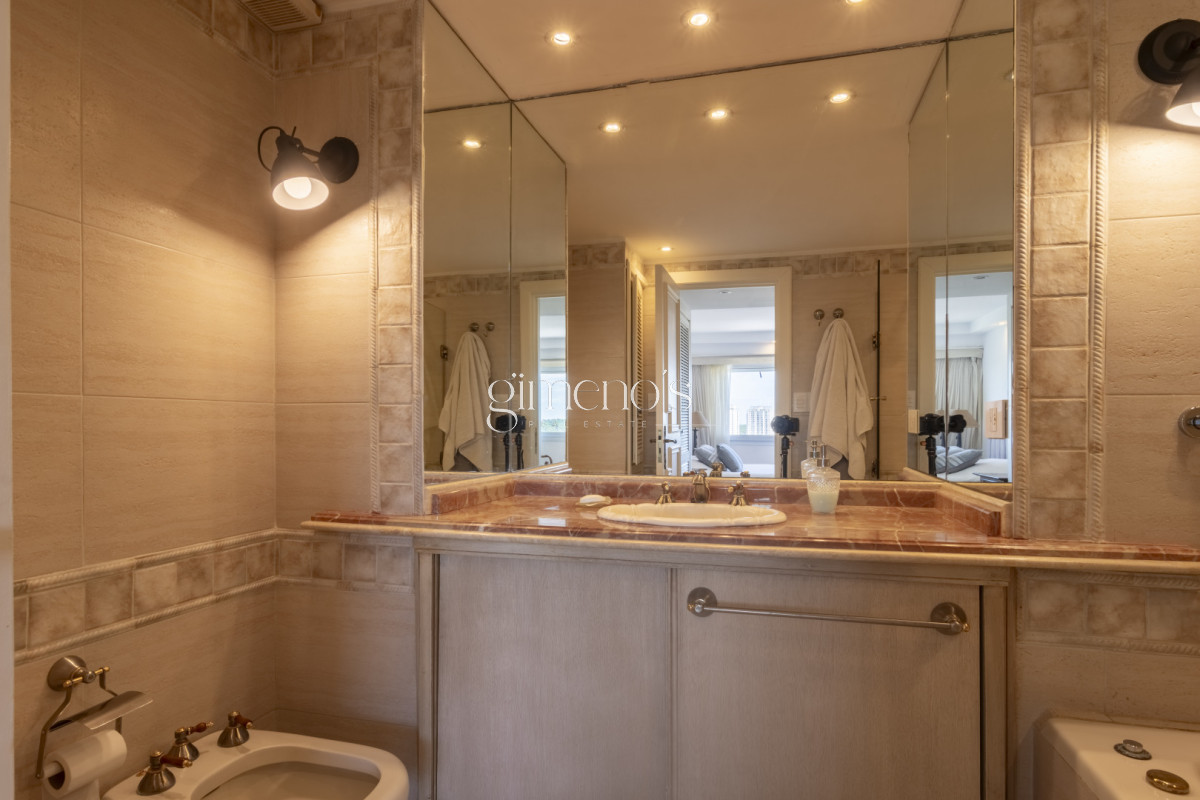 Apartamento ID.1254 - Apartamento de 4 Dormitorios y servicio en primera linea de Playa Mansa - Punta del Este 