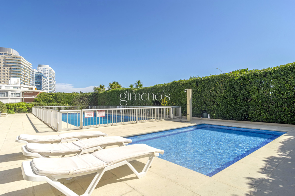 Apartamento ID.1254 - Apartamento de 4 Dormitorios y servicio en primera linea de Playa Mansa - Punta del Este 