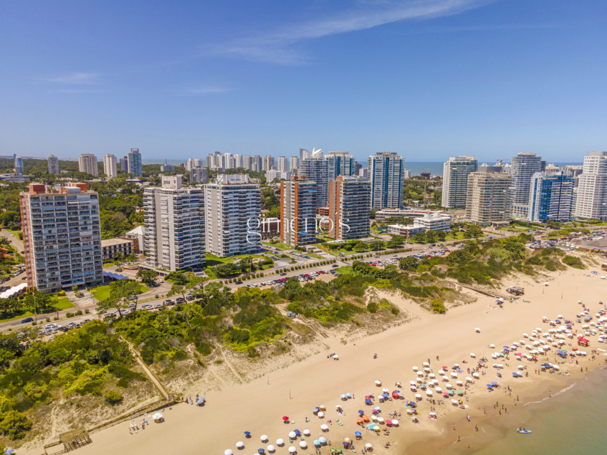Apartamento ID.1254 - Apartamento de 4 Dormitorios y servicio en primera linea de Playa Mansa - Punta del Este 