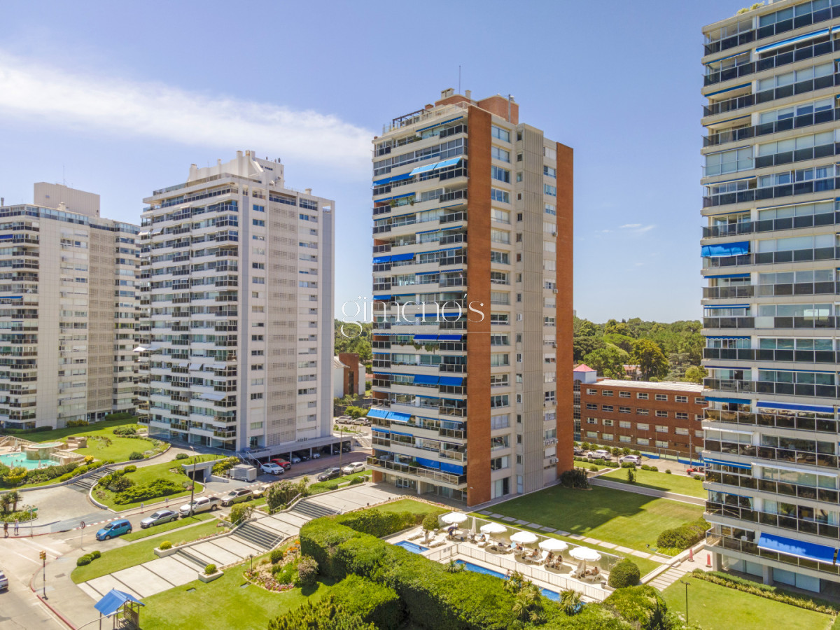 Apartamento ID.1254 - Apartamento de 4 Dormitorios y servicio en primera linea de Playa Mansa - Punta del Este 
