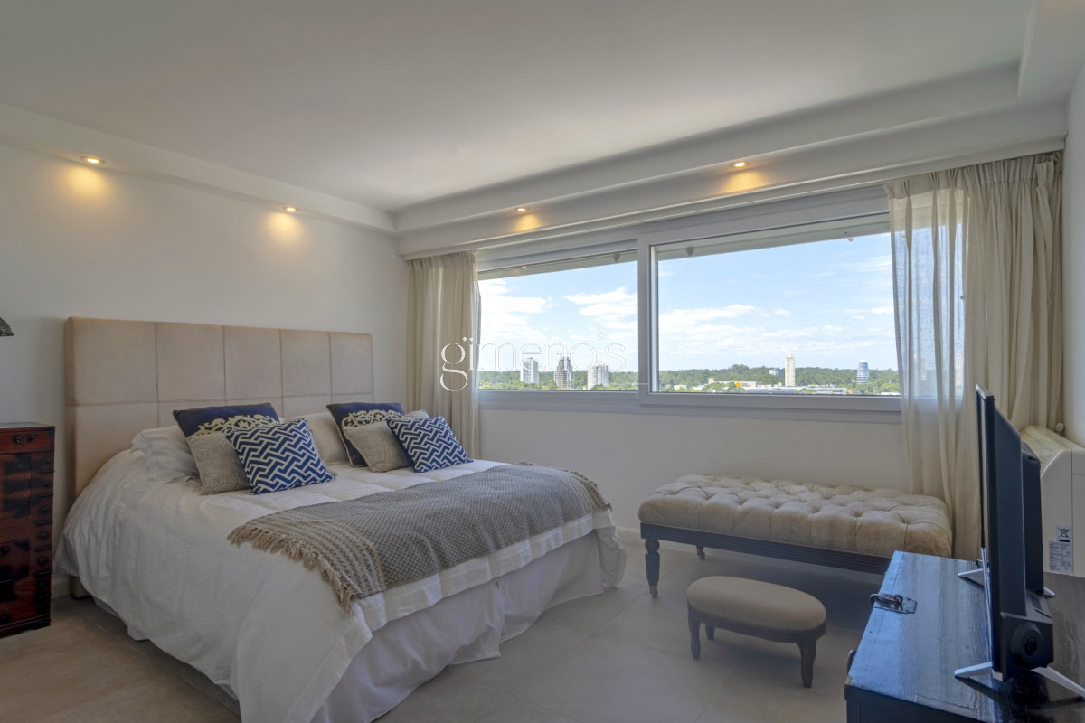 Apartamento ID.1254 - Apartamento de 4 Dormitorios y servicio en primera linea de Playa Mansa - Punta del Este 