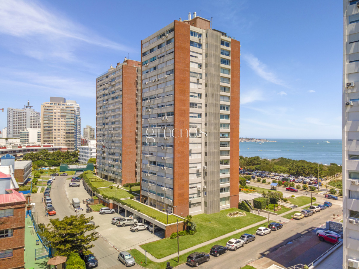 Apartamento ID.1254 - Apartamento de 4 Dormitorios y servicio en primera linea de Playa Mansa - Punta del Este 