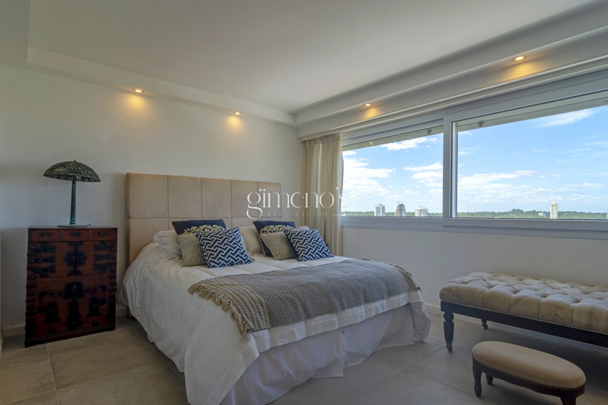 Apartamento ID.1254 - Apartamento de 4 Dormitorios y servicio en primera linea de Playa Mansa - Punta del Este 