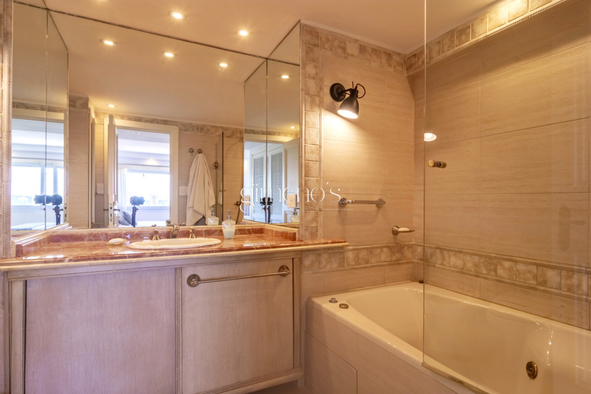 Apartamento ID.1254 - Apartamento de 4 Dormitorios y servicio en primera linea de Playa Mansa - Punta del Este 