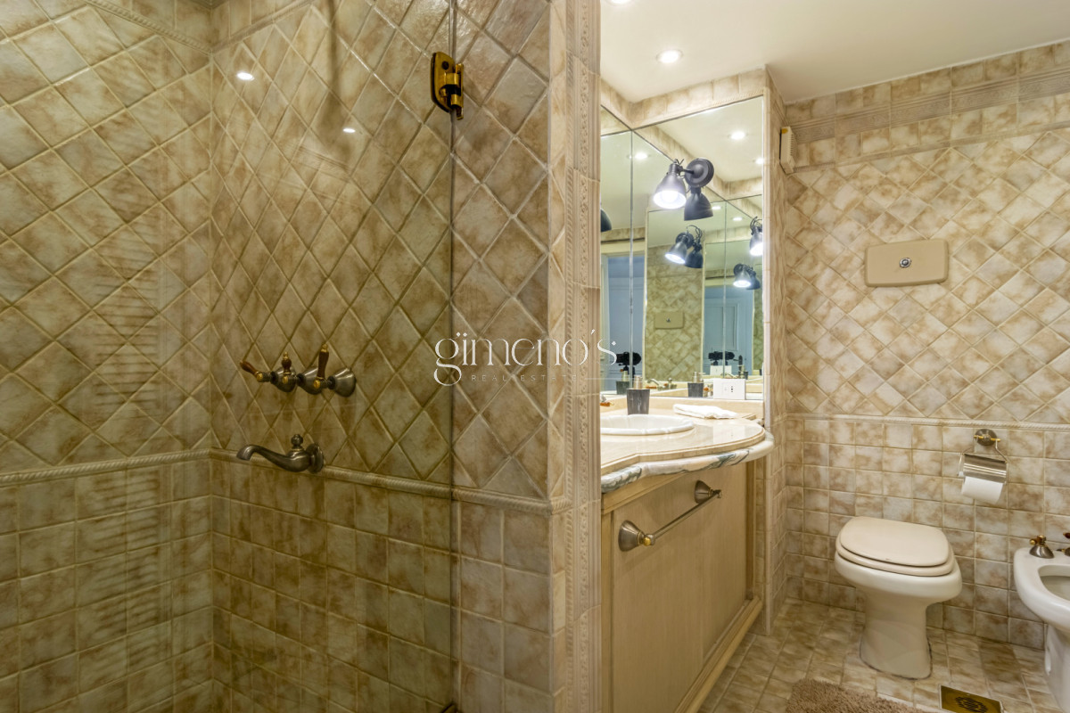 Apartamento ID.1254 - Apartamento de 4 Dormitorios y servicio en primera linea de Playa Mansa - Punta del Este 