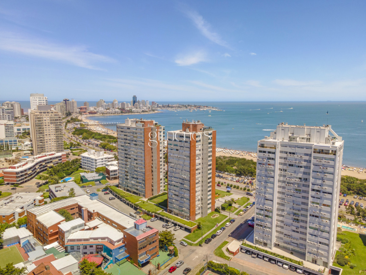 Apartamento ID.1254 - Apartamento de 4 Dormitorios y servicio en primera linea de Playa Mansa - Punta del Este 