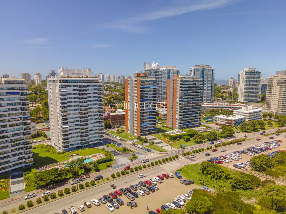 Apartamento ID.1254 - Apartamento de 4 Dormitorios y servicio en primera linea de Playa Mansa - Punta del Este 