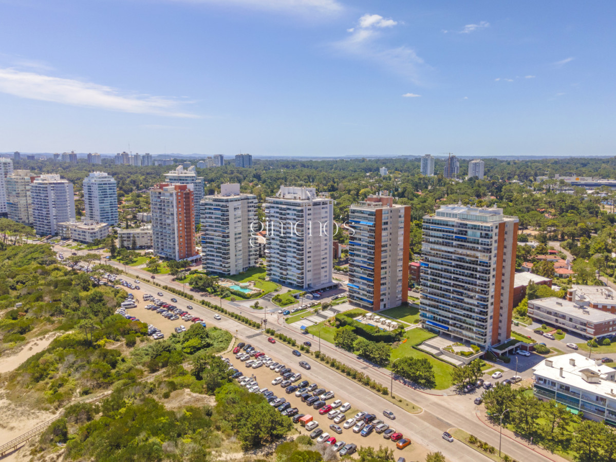 Apartamento ID.1254 - Apartamento de 4 Dormitorios y servicio en primera linea de Playa Mansa - Punta del Este 