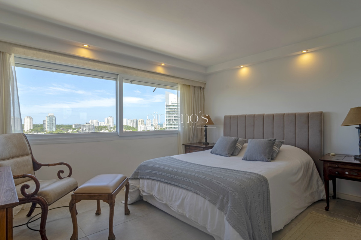 Apartamento ID.1254 - Apartamento de 4 Dormitorios y servicio en primera linea de Playa Mansa - Punta del Este 
