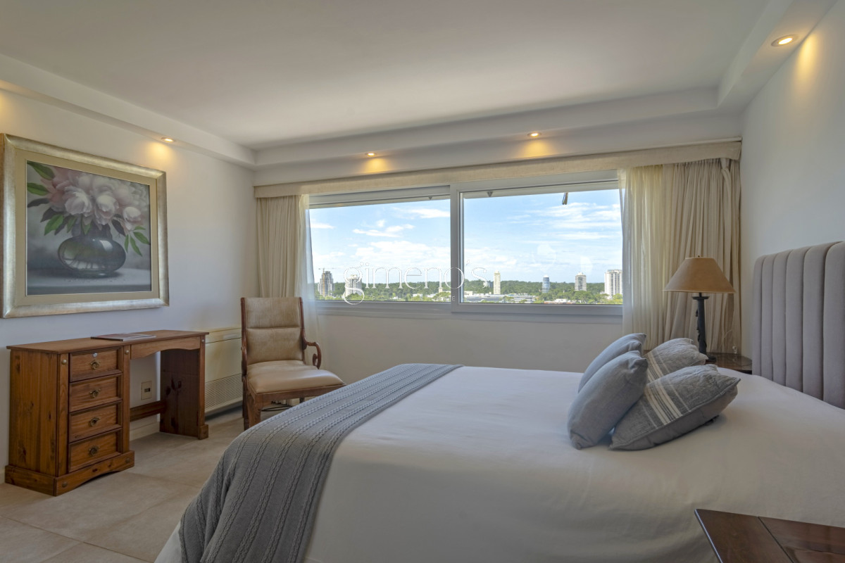 Apartamento ID.1254 - Apartamento de 4 Dormitorios y servicio en primera linea de Playa Mansa - Punta del Este 