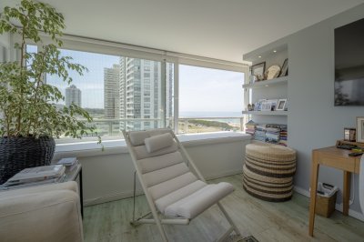 Apartamento en Punta del Este Tiburón I en 1ra Línea de Brava Totalmente Reciclado
