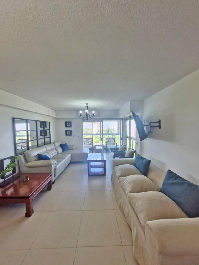 Venta Apartamento de 2 Dormitorios en Punta del Este, Totalmente Reciclado Zona Roosevelt