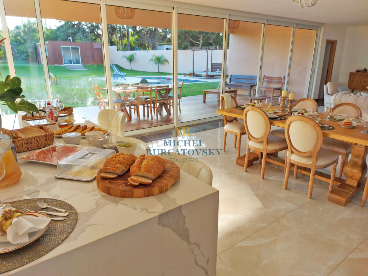Venta Casa en Punta del Este Barrio Privado La Alborada 4 Dormitorios Piscina Climatizada y Parrillero Techado - BKY115C