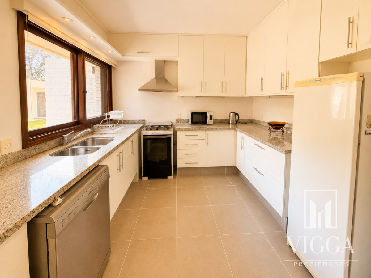 Casa ID.53/ - Casa En Venta de 5 dormitorios con piscina 
