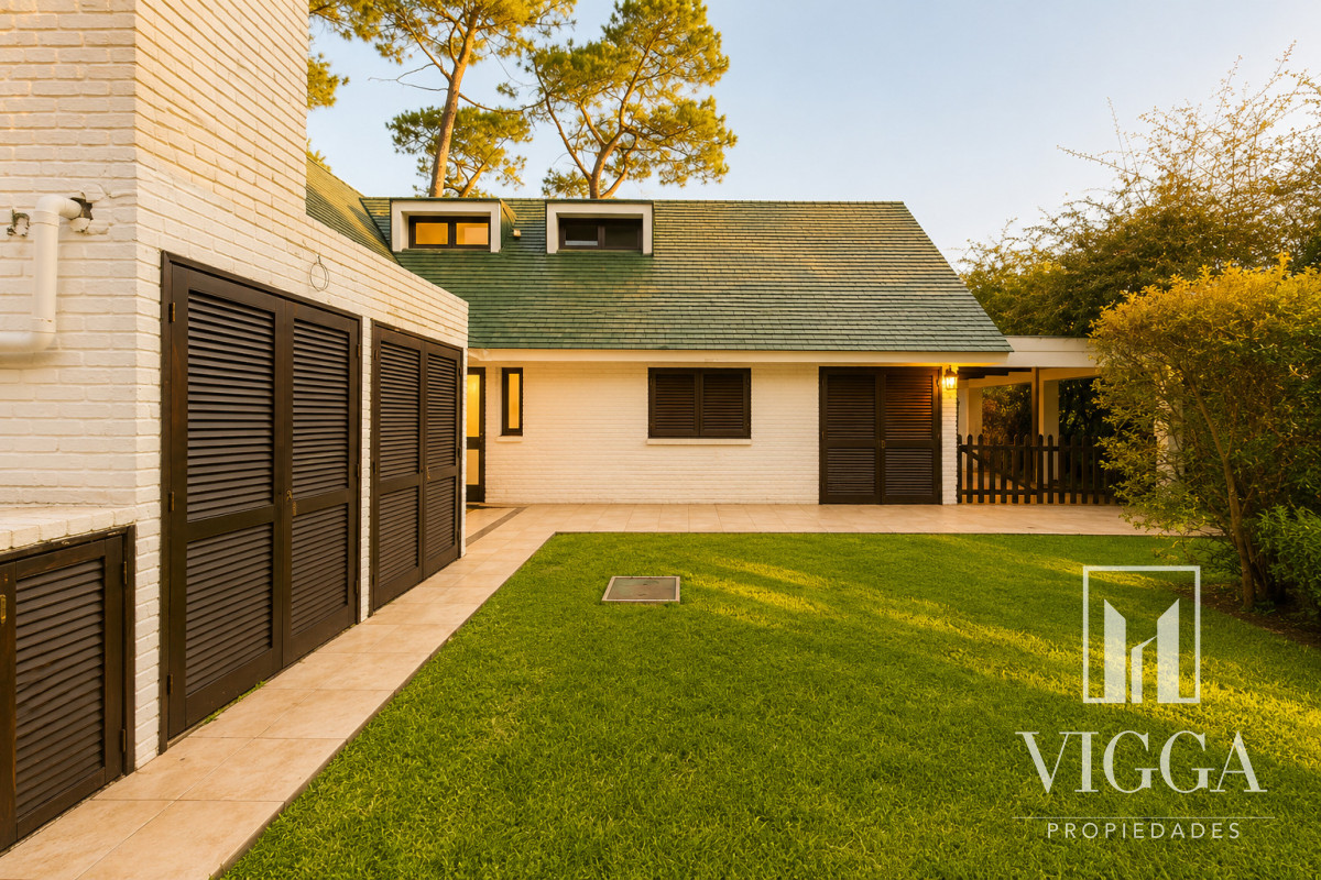 Casa ID.53/ - Casa En Venta de 5 dormitorios con piscina 