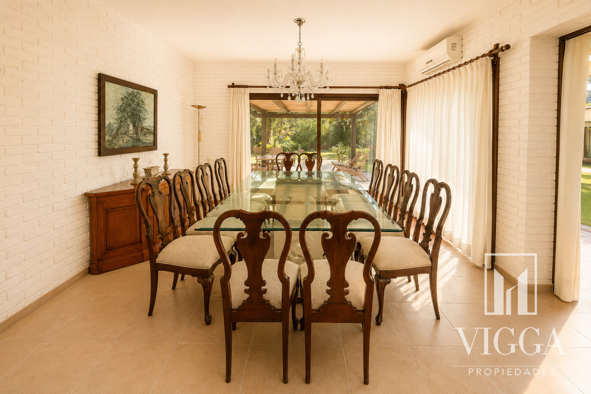 Casa ID.53/ - Casa En Venta de 5 dormitorios con piscina 
