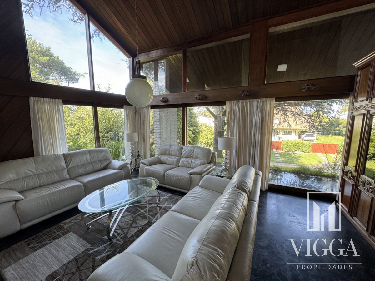 Casa ID.26 - Casa en Venta 4 suites Cantegril Playa Mansa Punta del Este