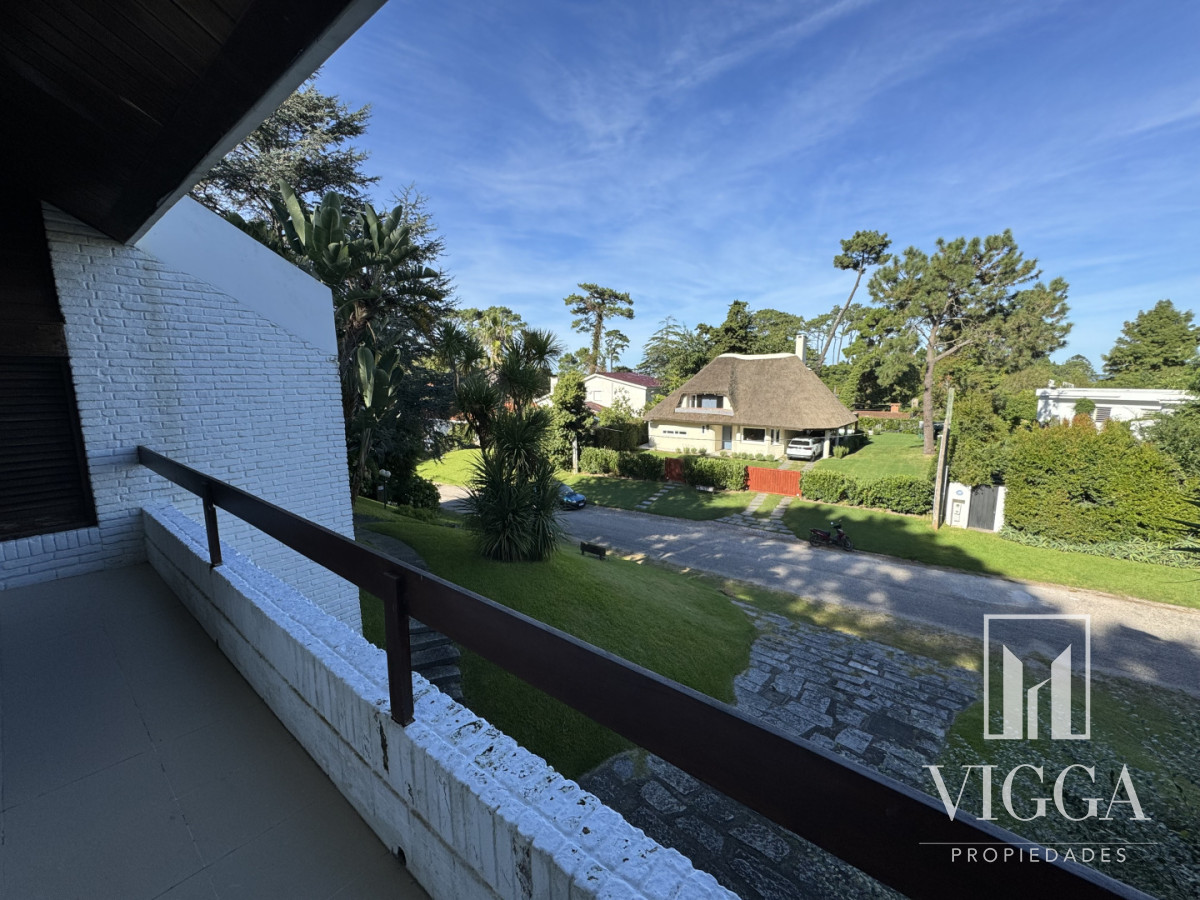 Casa ID.26 - Casa en Venta 4 suites Cantegril Playa Mansa Punta del Este