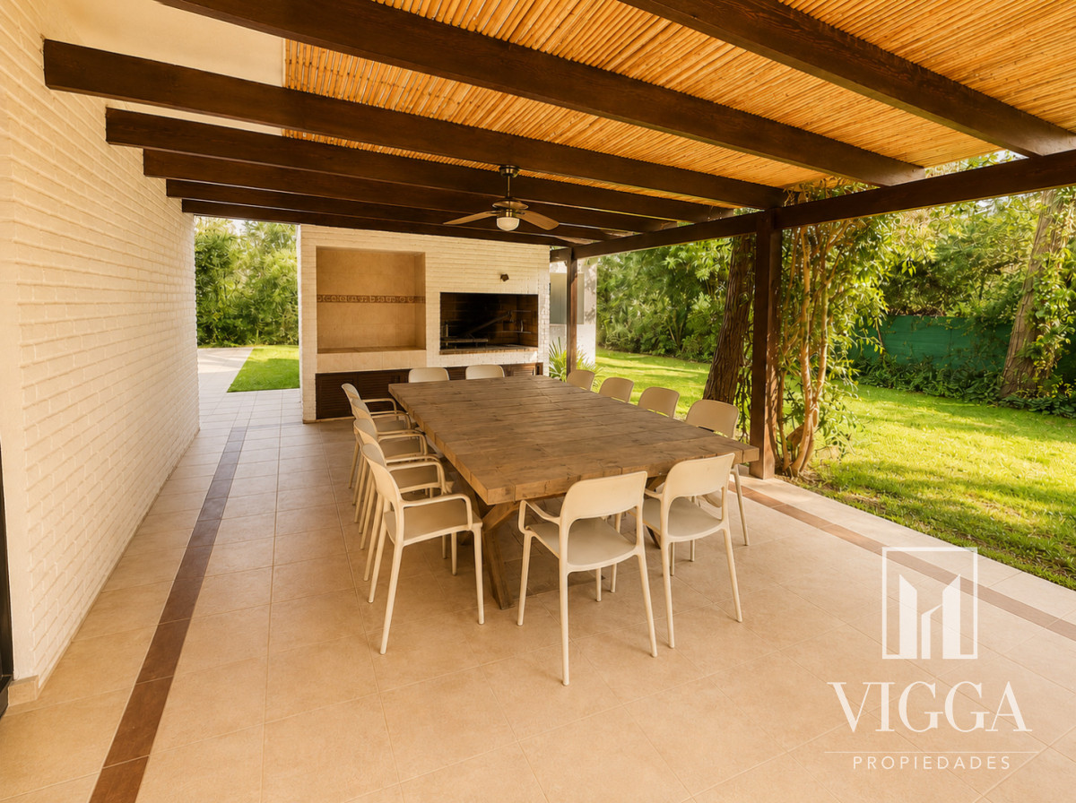 Casa ID.53/ - Casa En Venta de 5 dormitorios con piscina 