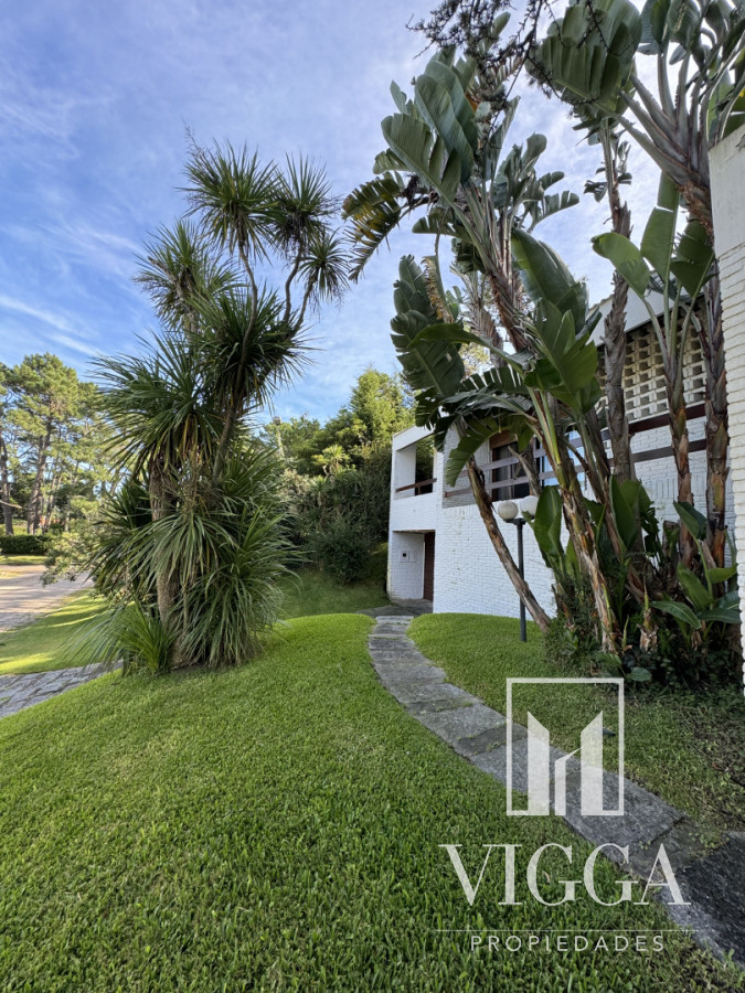 Casa ID.26 - Casa en Venta 4 suites Cantegril Playa Mansa Punta del Este