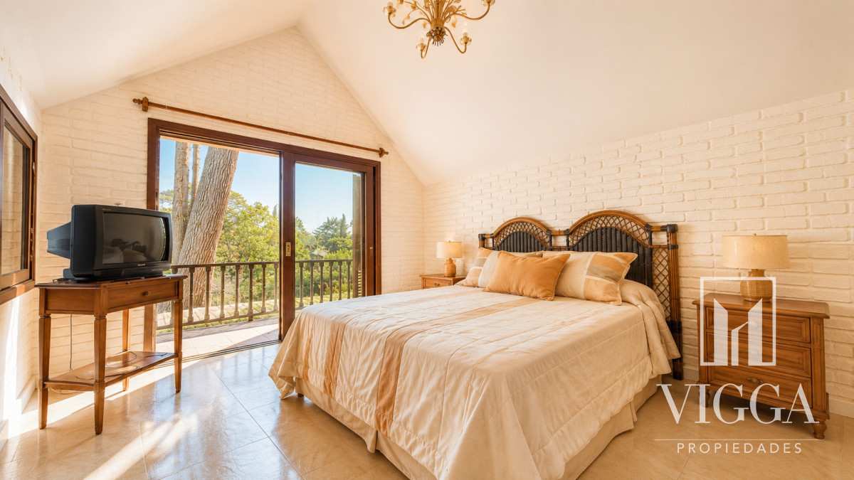 Casa ID.53/ - Casa En Venta de 5 dormitorios con piscina 