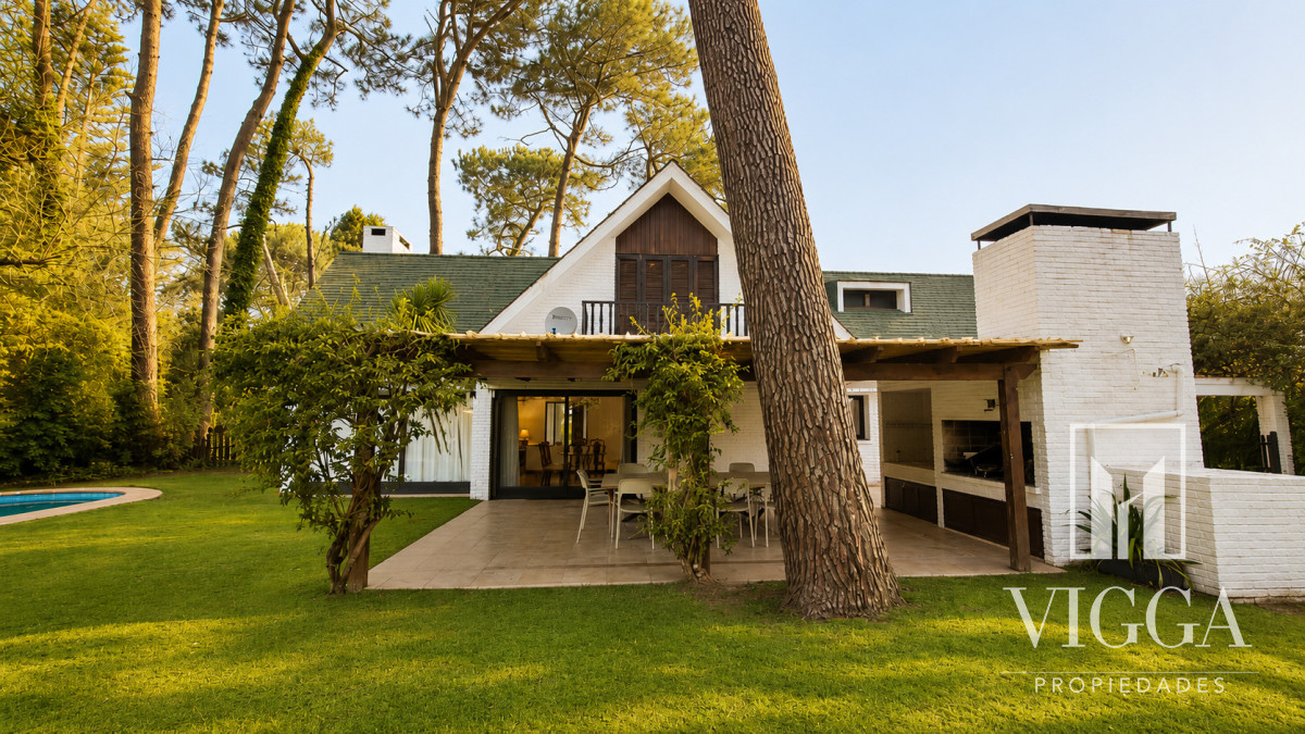 Casa ID.53/ - Casa En Venta de 5 dormitorios con piscina 