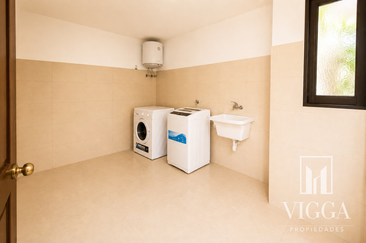 Casa ID.53/ - Casa En Venta de 5 dormitorios con piscina 