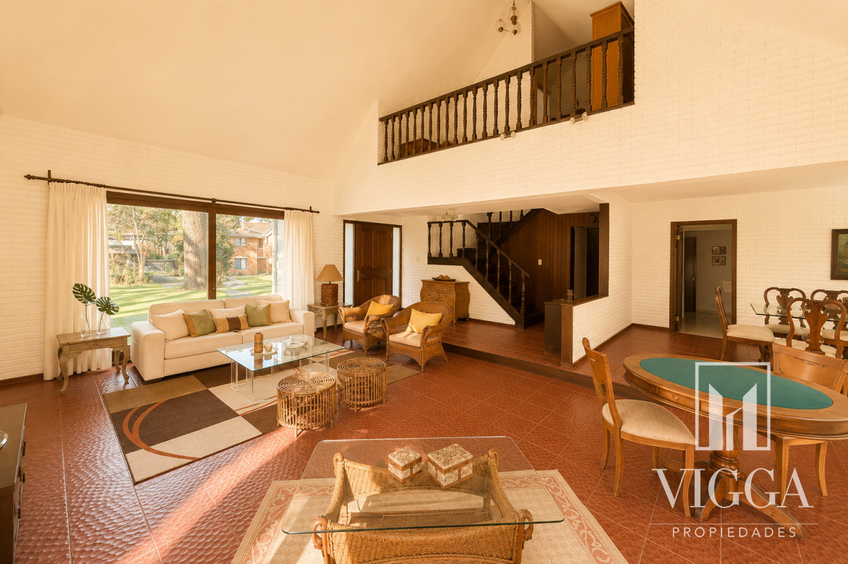 Casa ID.53/ - Casa En Venta de 5 dormitorios con piscina 