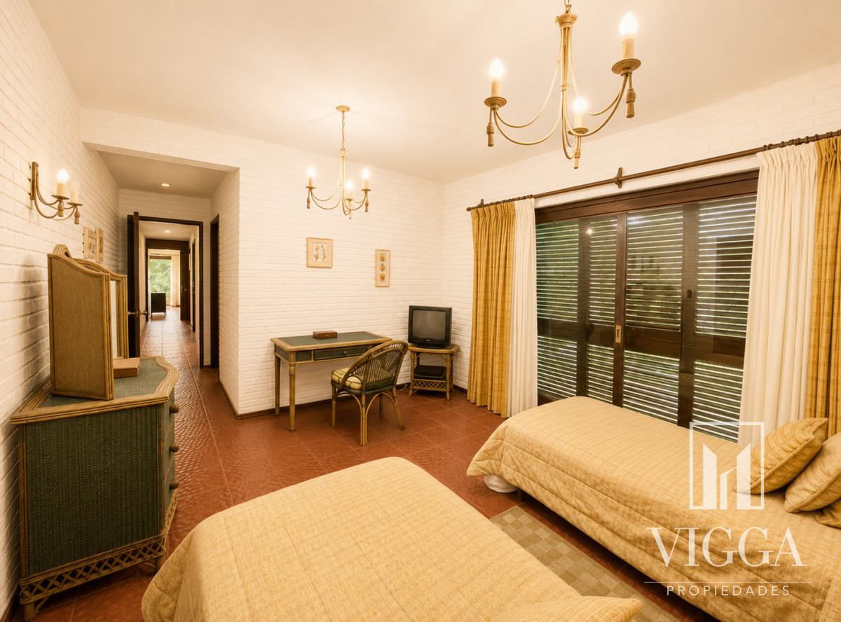 Casa ID.53/ - Casa En Venta de 5 dormitorios con piscina 