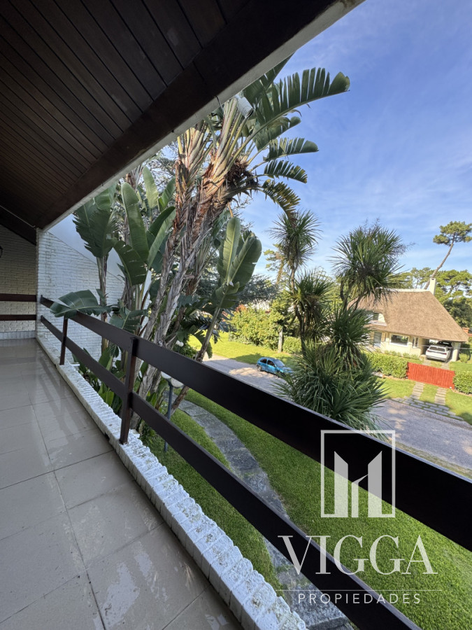 Casa ID.26 - Casa en Venta 4 suites Cantegril Playa Mansa Punta del Este