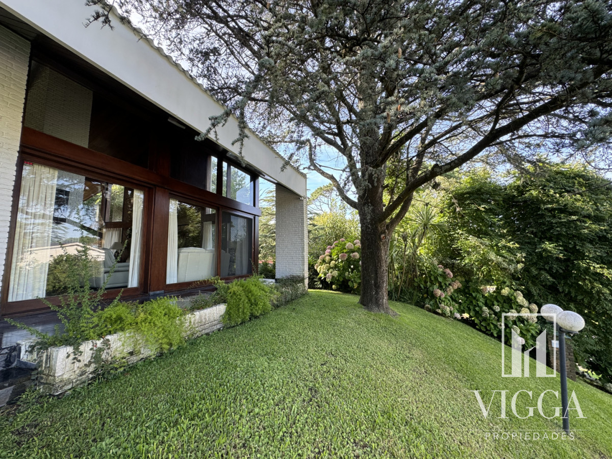 Casa ID.26 - Casa en Venta 4 suites Cantegril Playa Mansa Punta del Este
