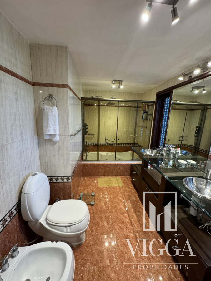 Casa ID.26 - Casa en Venta 4 suites Cantegril Playa Mansa Punta del Este