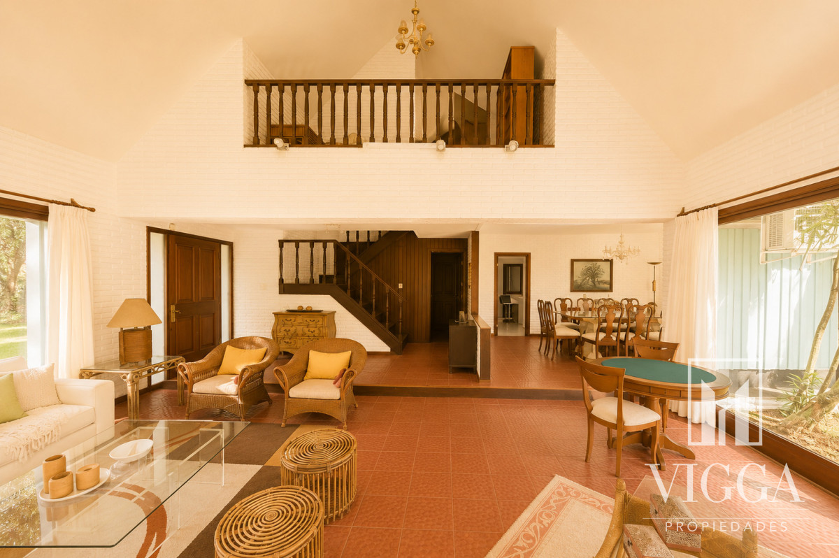 Casa ID.53/ - Casa En Venta de 5 dormitorios con piscina 