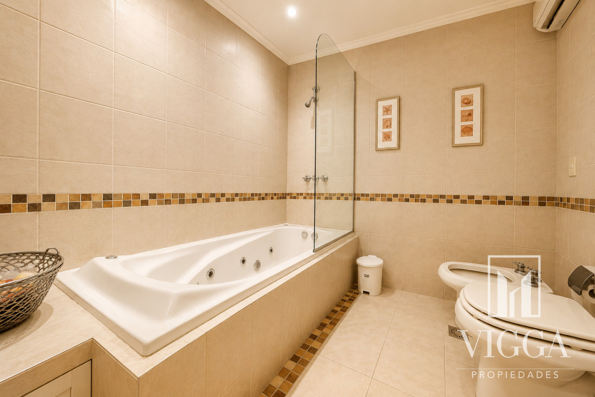 Casa ID.53/ - Casa En Venta de 5 dormitorios con piscina 