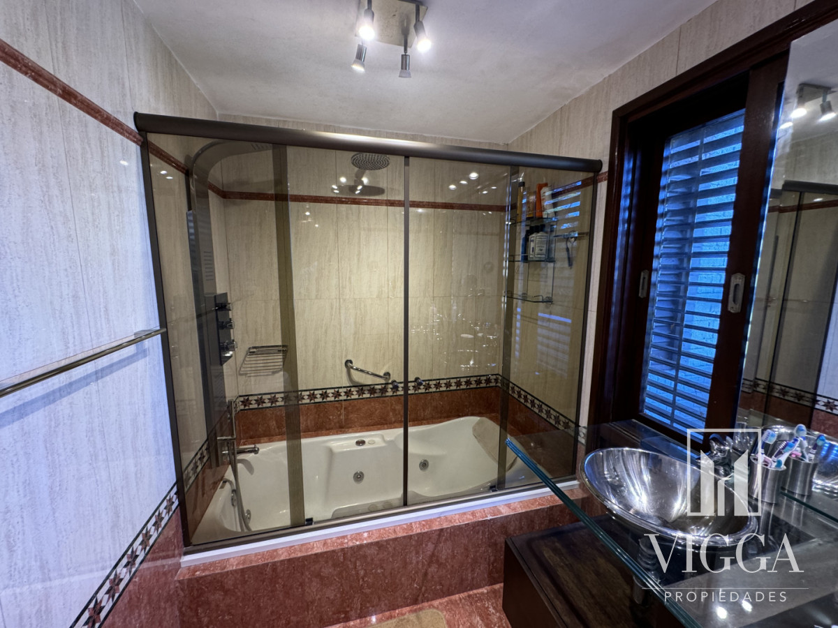Casa ID.26 - Casa en Venta 4 suites Cantegril Playa Mansa Punta del Este