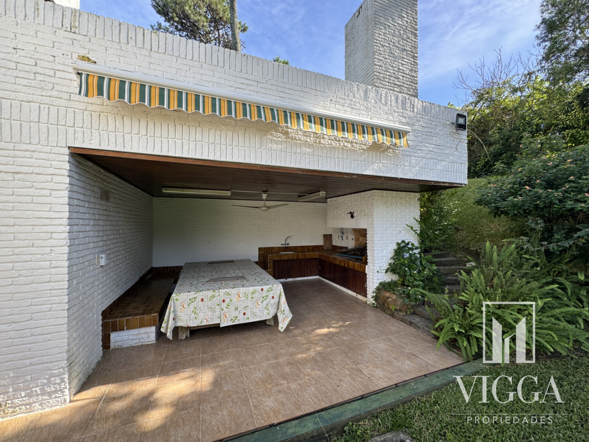 Casa ID.26 - Casa en Venta 4 suites Cantegril Playa Mansa Punta del Este