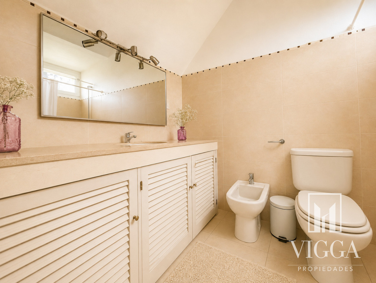 Casa ID.53/ - Casa En Venta de 5 dormitorios con piscina 